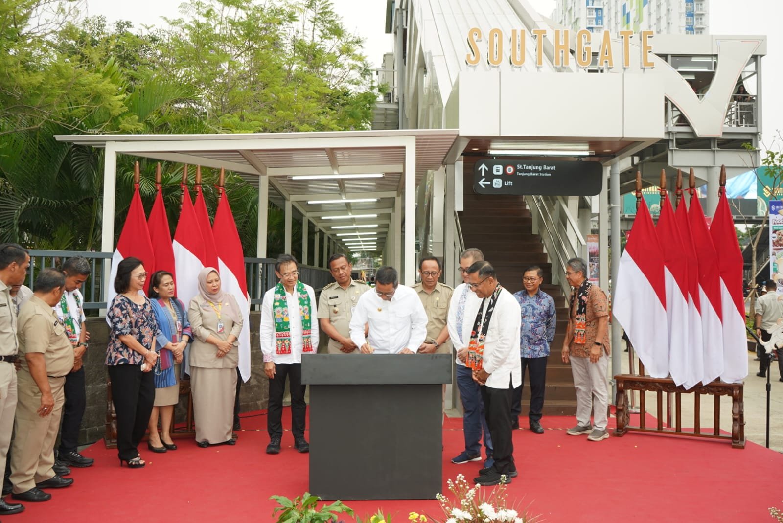 Sinar Mas Land Resmikan JPO Tanjung Barat, Pejalan Kaki Kian Gampang ke Stasiun