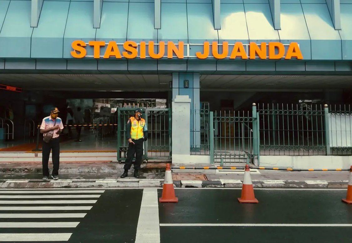 Dari Jebolnya Pagar Pembatas Hingga Penumpang Pingsan saat Antre di Stasiun Juanda