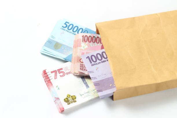 Rupiah Diprediksi Melemah di Tengah Pasar Menunggu Rilis Inflasi RI
