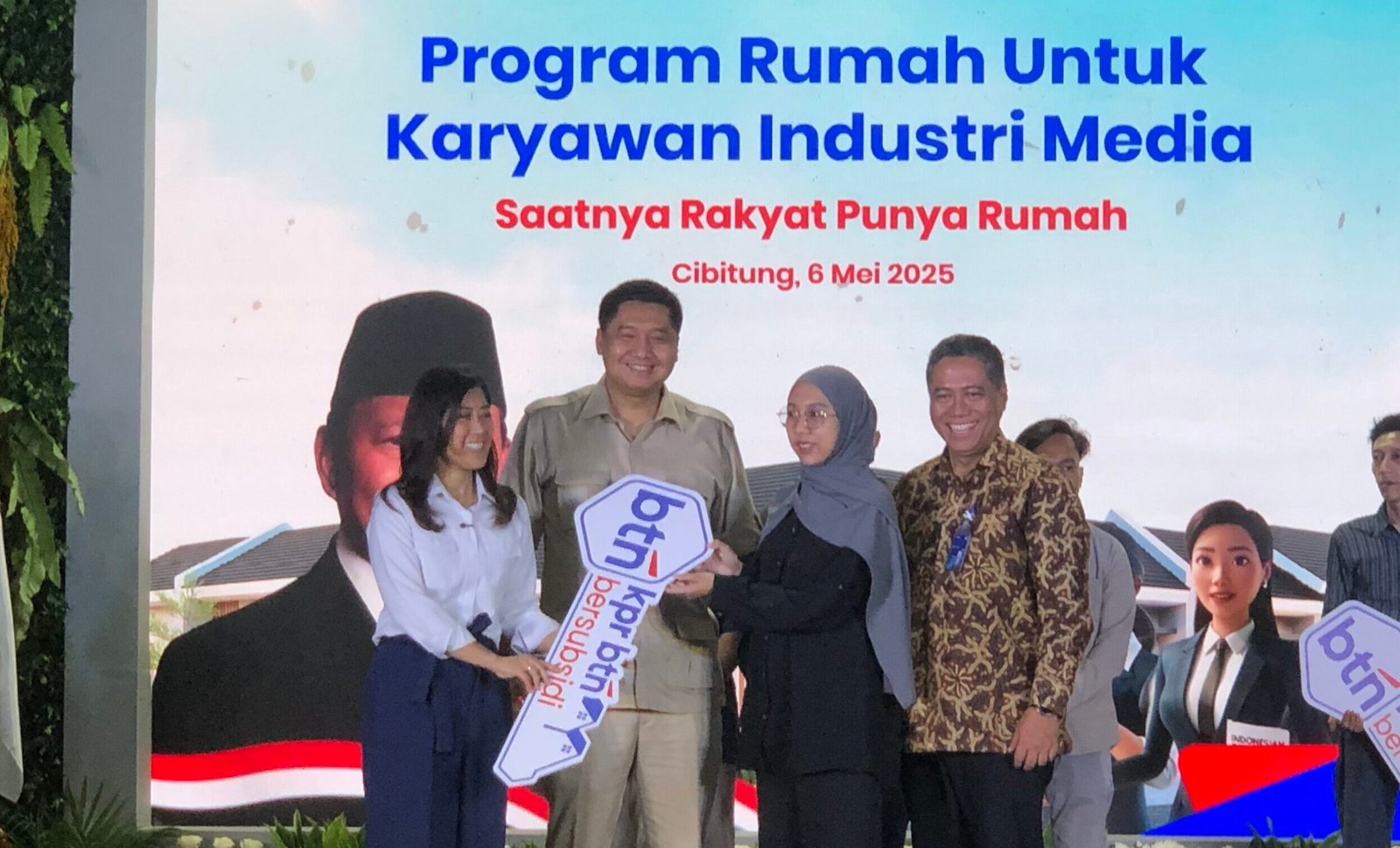 Menteri PKP dan Menkomdigi Serahkan Kunci Rumah Subsidi untuk Wartawan di Bekasi