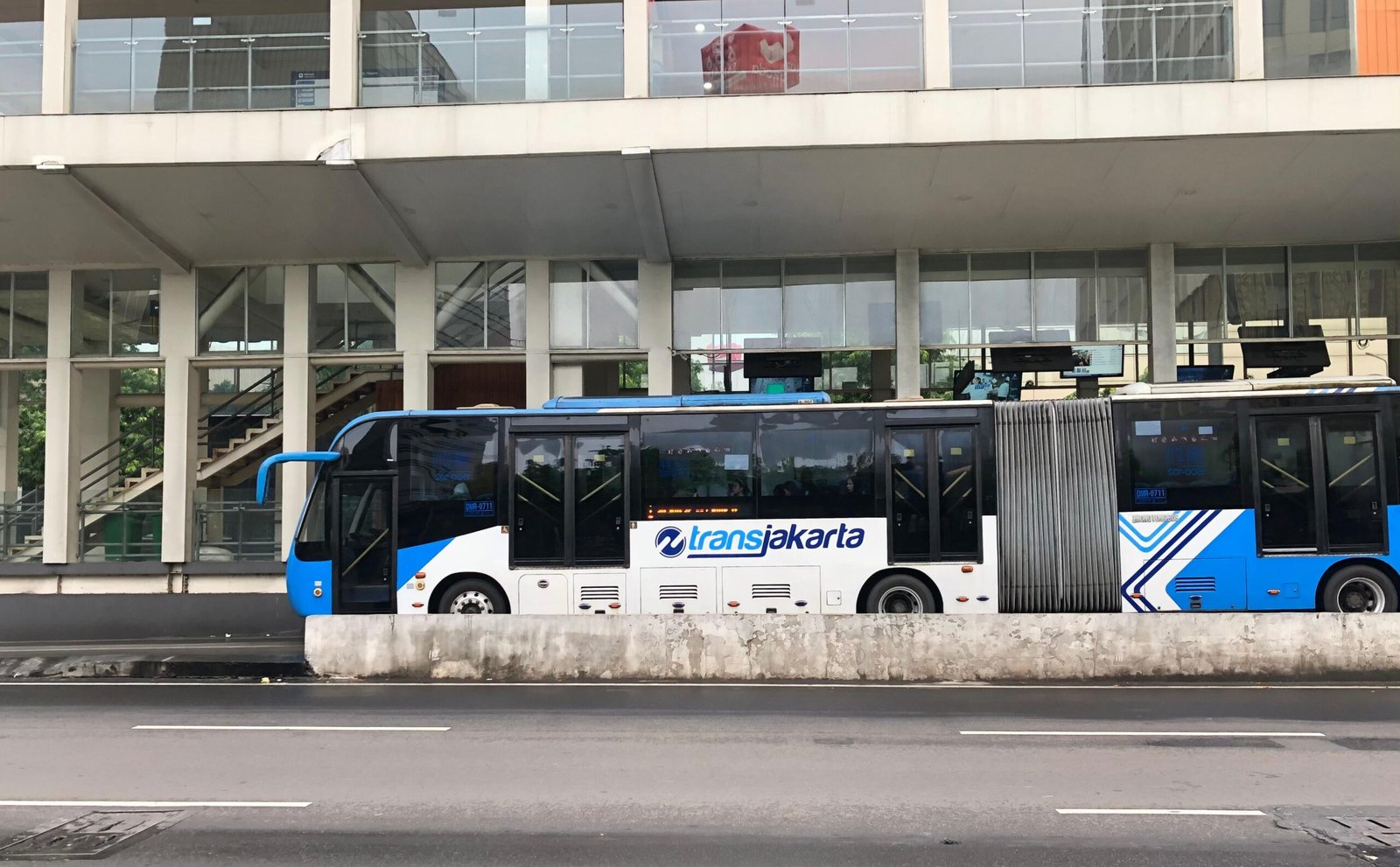 Transjakarta Hentikan Layanan Usai Tujuh Halte Dibakar Saat Demonstrasi di Jakarta