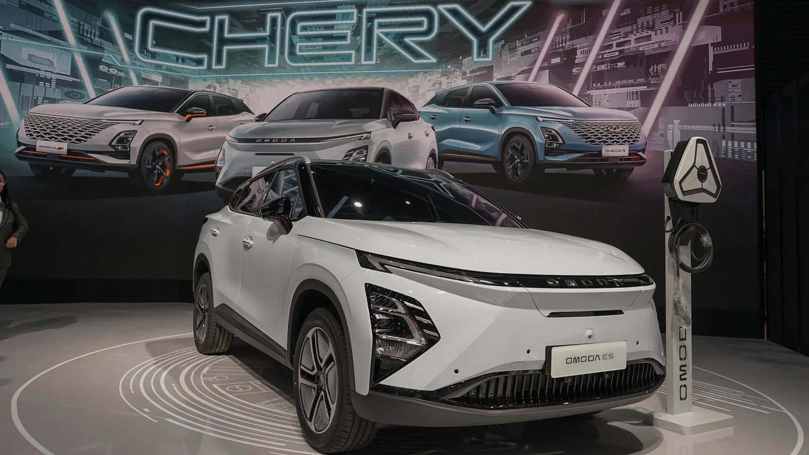 Simak Fitur Berteknologi Tinggi Chery Omoda E5 dan Harga Spesial dalam IIMS 2024
