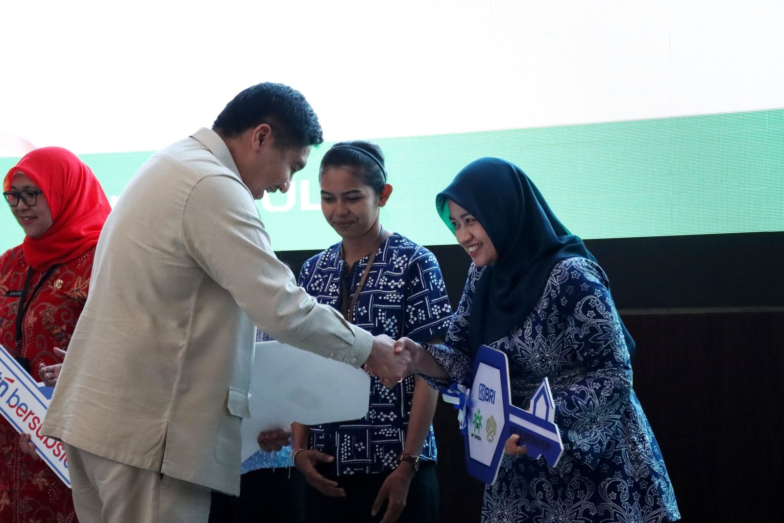 Menteri PKP dan Mendagri Serahkan Kunci Rumah Subsidi kepada Pegawai Kemendagri