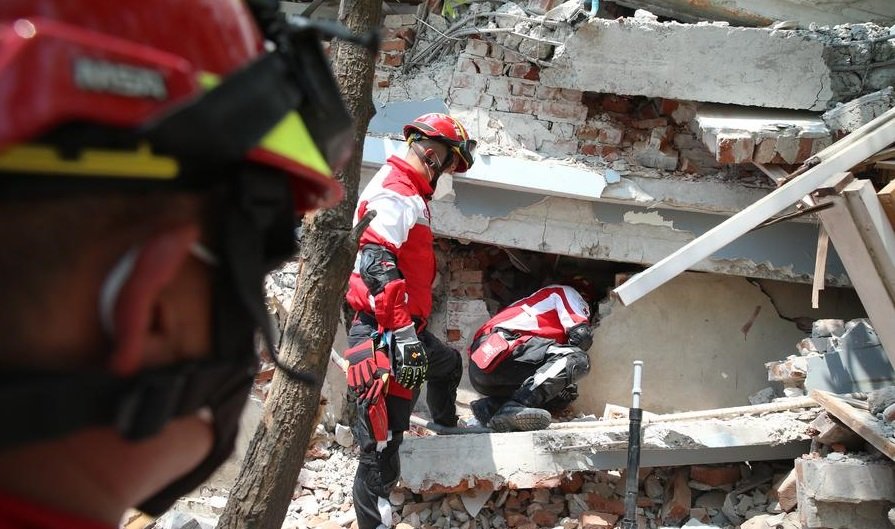 Tim Penyelamat Sisir Reruntuhan Apartemen, Gempa Myanmar