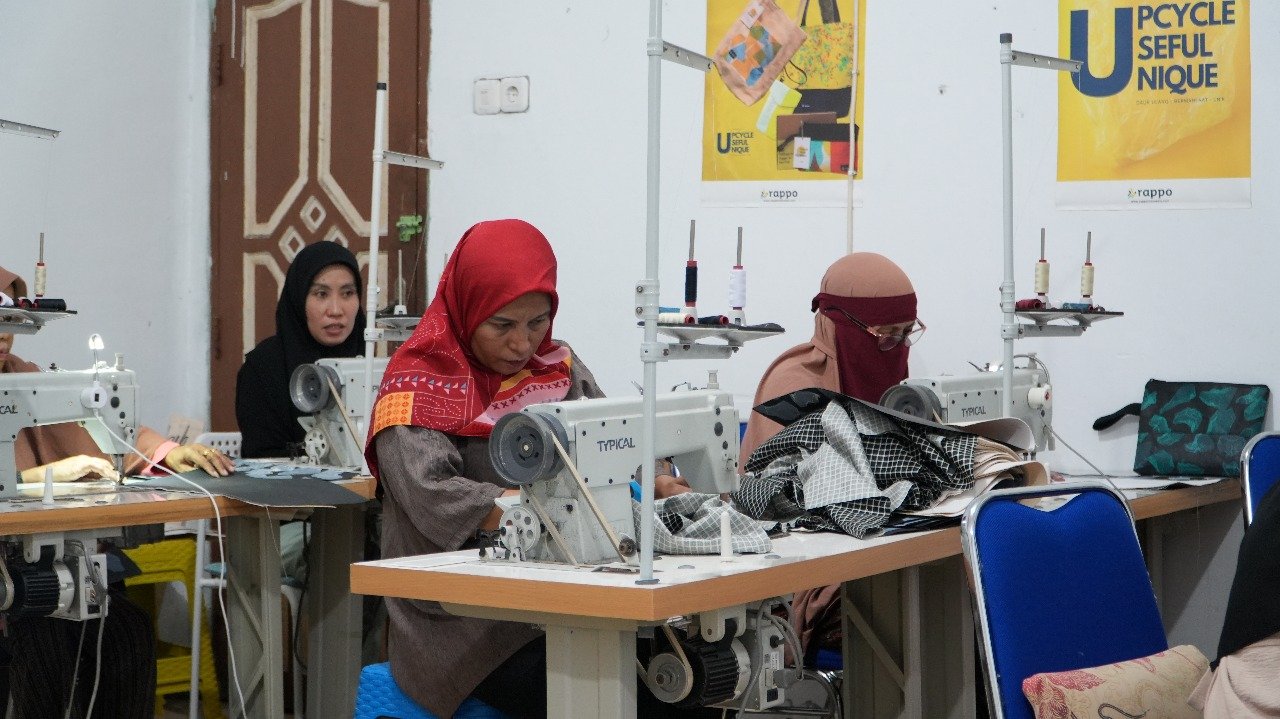 Nusantara Infrastructure Gandeng Rappo Indonesia Berdayakan Perempuan Olah Limbah Plastik Jadi Produk Fesyen