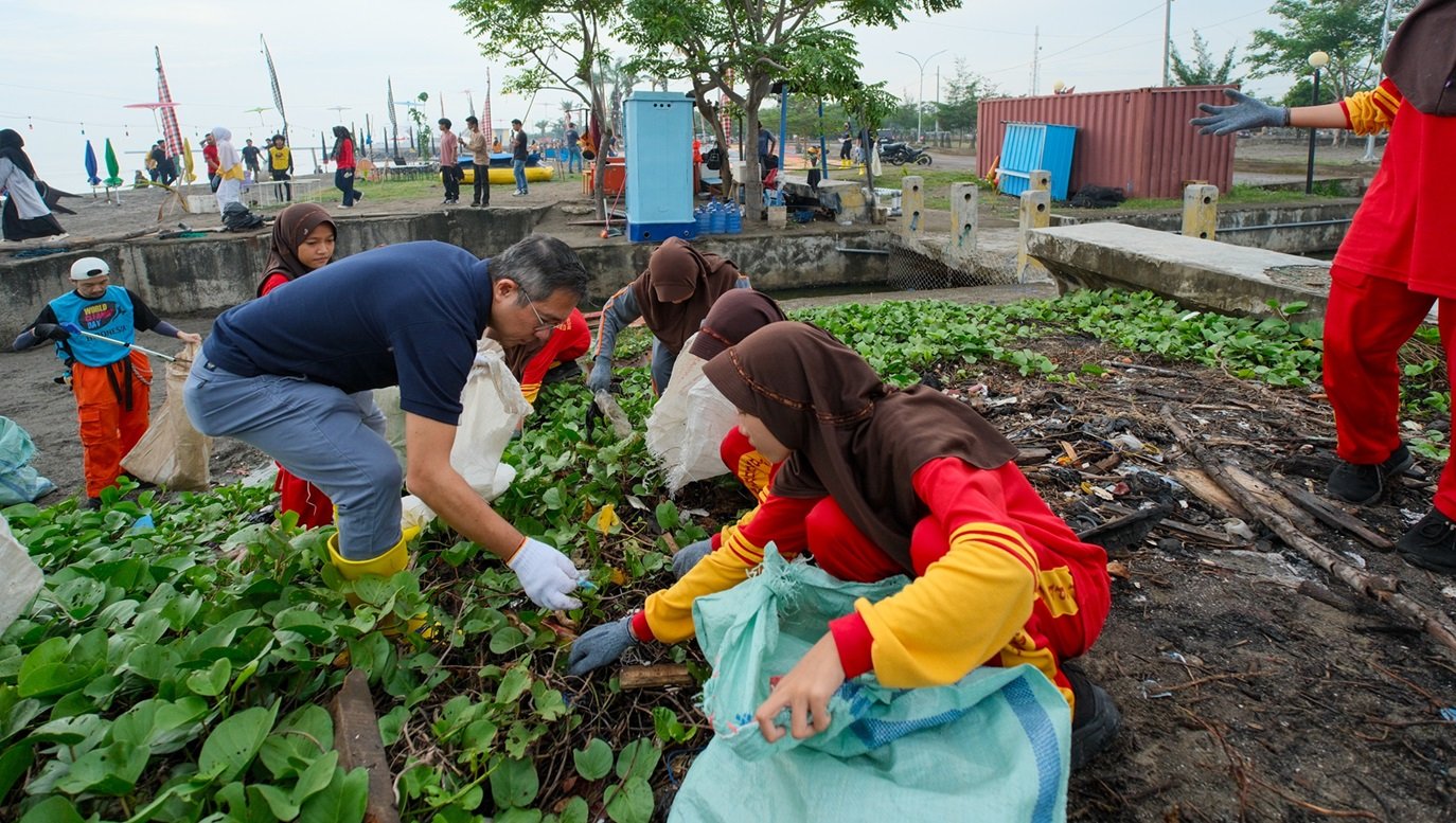 MDIY Genapi 1.000 Toko Seraya Bersihkan Pantai