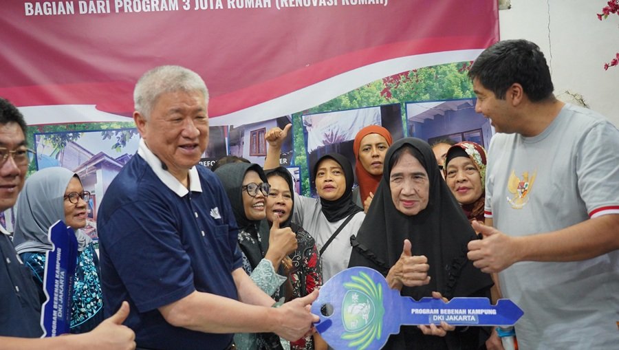 Serah Terima Kunci Program Bebenah Kampung di Jakarta