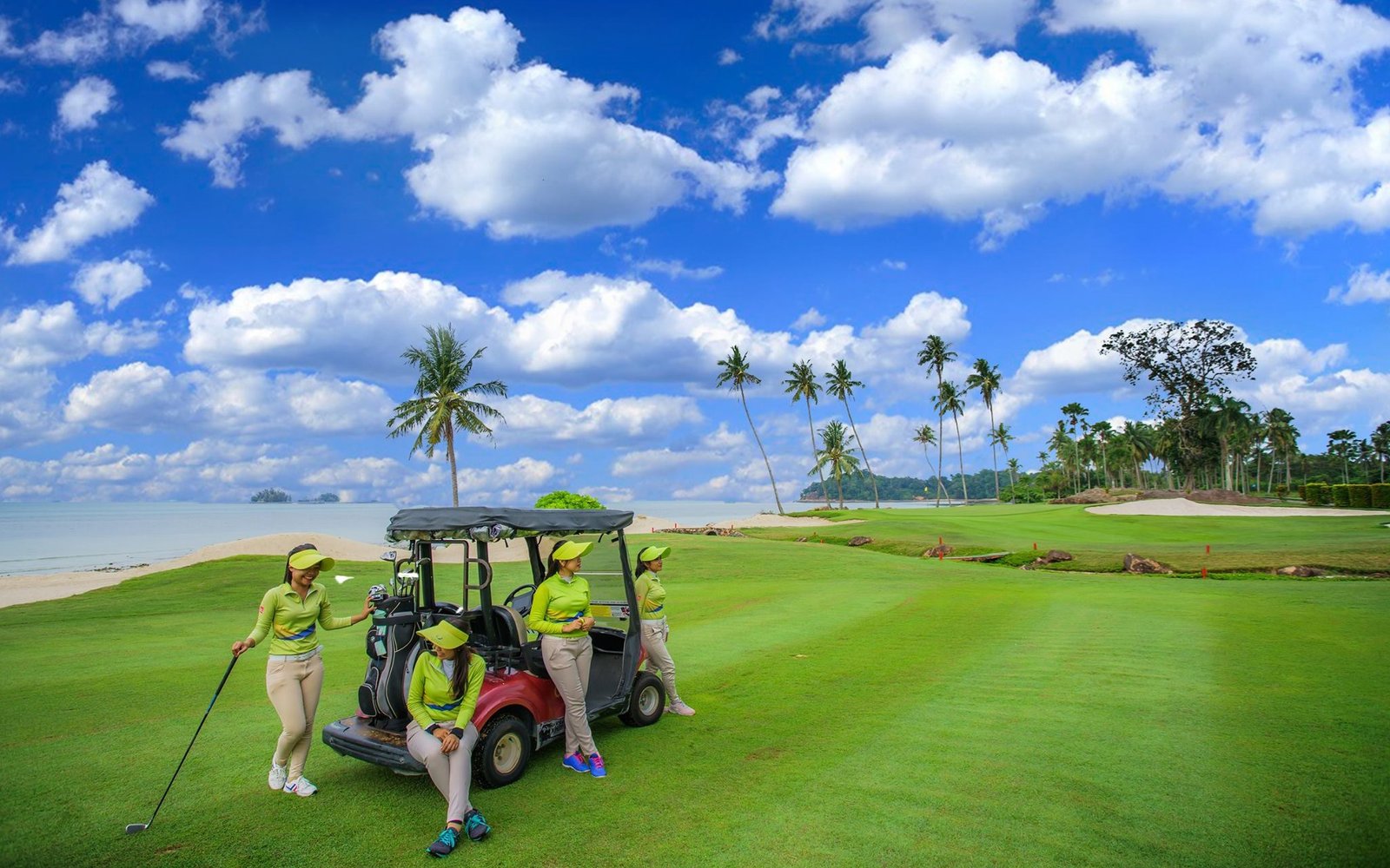 Sejenak Mencicipi Palm Springs Golf and Country Club di Nuvasa Bay