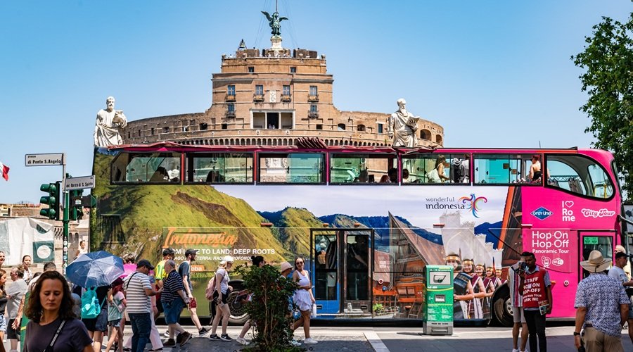 Bus Wonderful Indonesia Wira-wiri di Berlin dan Roma